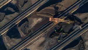 Maschinen im Kohlehafen transportieren Kohle
