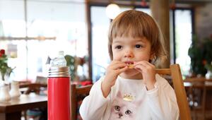 Kind isst einen Keks