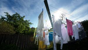 Wäsche trocknet auf einem Wäscheständer im Garten