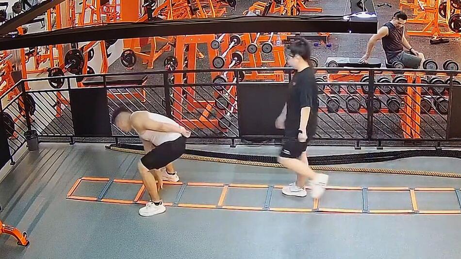 Beim Workout getrickst: Trainer powert – Frau spaziert im Fitnessstudio hinterher