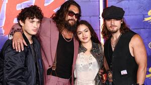 Jason Momoas Kinder Nakoa-Wolf (l.) und Lola (2.v.r.) begleiteten ihn auf eine Filmpremiere und ...