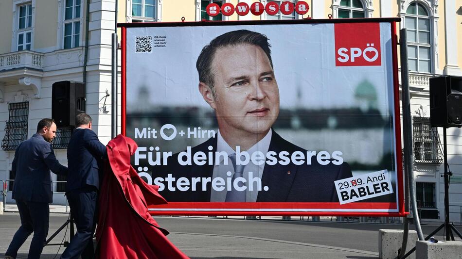 SPÖ-Bundesparteichef Babler enthüllt die Plakate vor dem Kanzleramt.