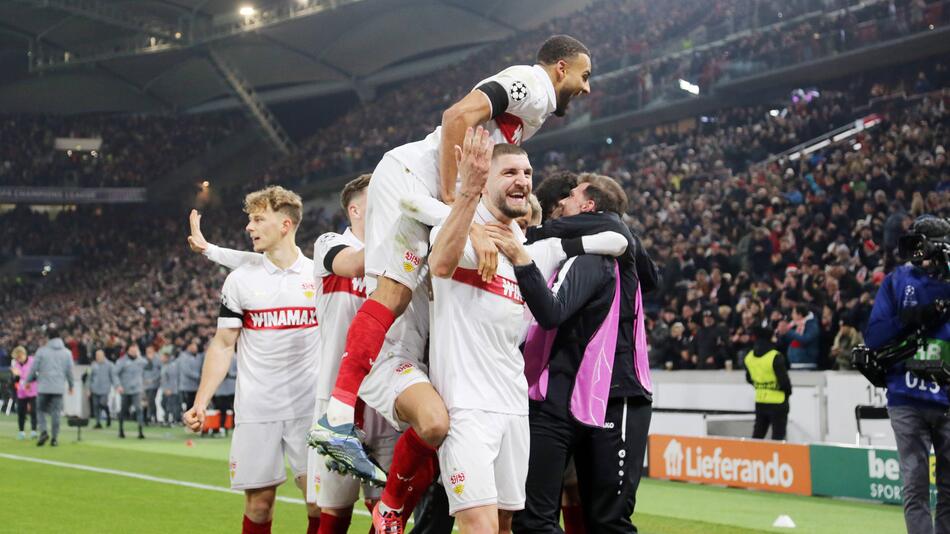 Das Team des VfB Stuttgart jubelt.