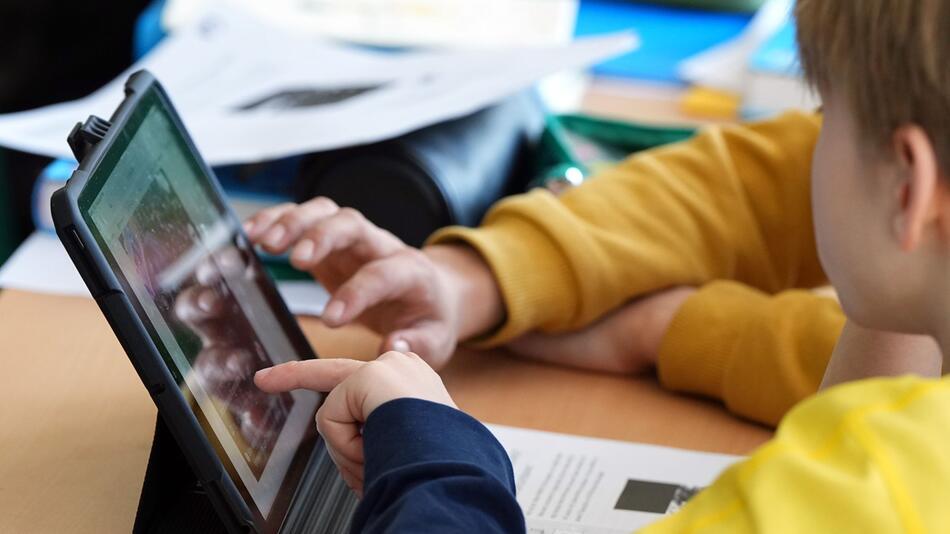 Schüler arbeiten an einem Tablet