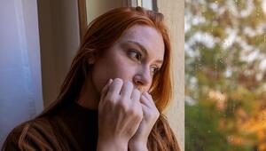 Traurige Frau am Fenster