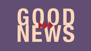 Großer Schriftzug „GOOD NEWS“ in hellbeiger Farbe auf violettem Hintergrund, mit drei roten ...