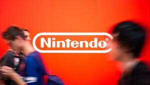 Besucher auf der Gamescom laufen an dem Nintendo-Logo vorbei