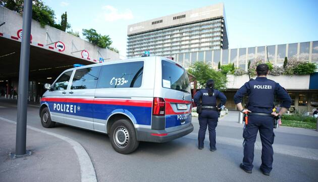Großaufgebot der Polizei vor dem Spital