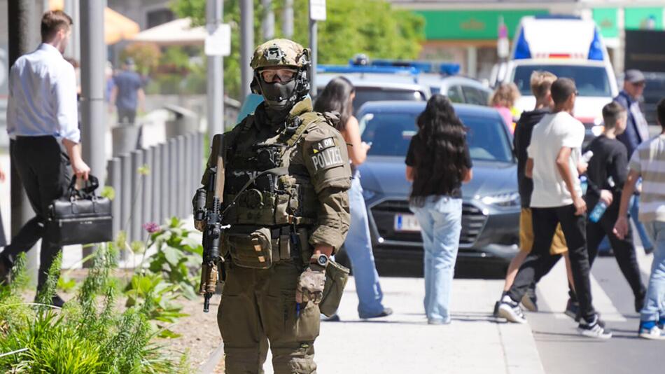 Polizei im Einsatz nach einer Bombendrohung in Linzer Schule