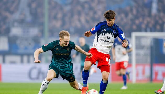 Luka Vuskovic verteidigt den Ball vor Amos Pieper.