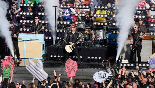 Green Day rockt die Bühne beim größten Sportereignis des Jahres.