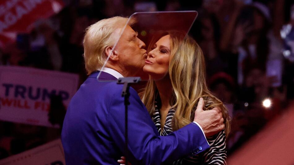 Ein angedeutetes Küsschen hinter dem Teleprompter: Melania und Donald Trump in New York City.