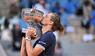 Endlich am Ziel: Alexander Zverev nach seinem Sieg bei den French Open mit der begehrten Trophäe.