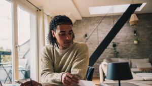 Ein Mann arbeitet am Laptop