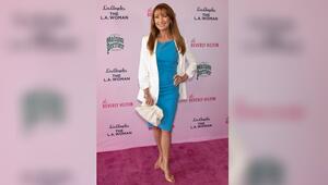 Jane Seymour strahlt in Blau.