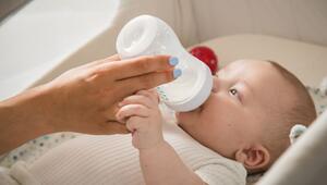 Ein Baby bekommt ein Fläschchen