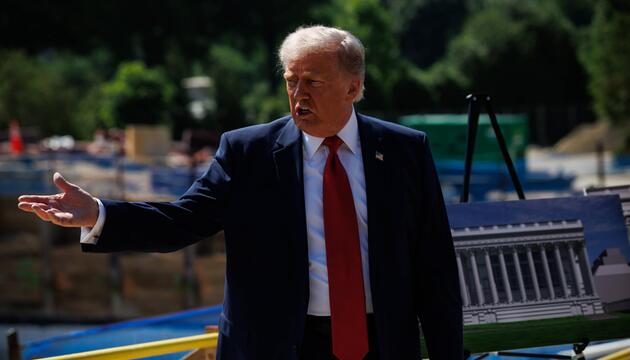 DOnald Trump präsentiert sein Bauprojekt