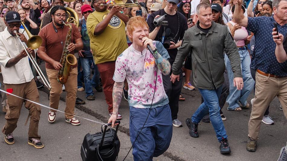 Ed Sheeran bei einem Straßenkonzert in News Orleans.