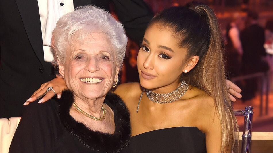 Ariana Grande und ihre Großmutter Marjorie 2016 bei der Time 100 Gala.