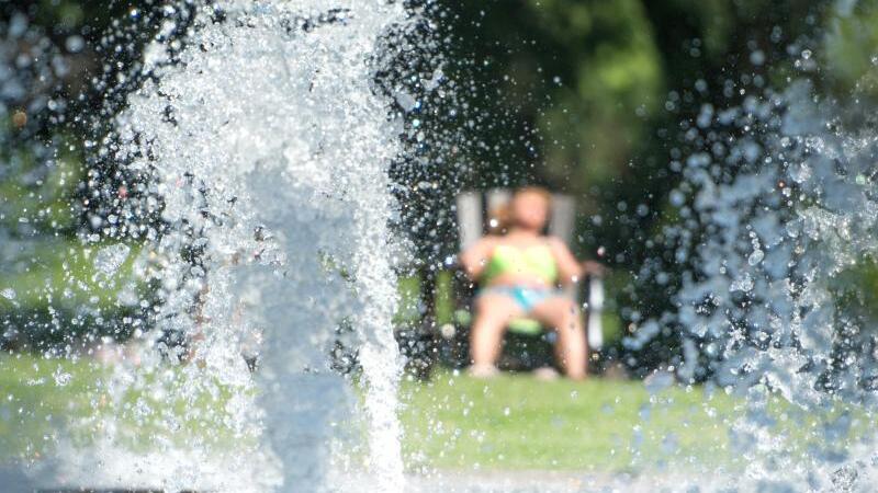 Eine Frau sonnt sich im Park