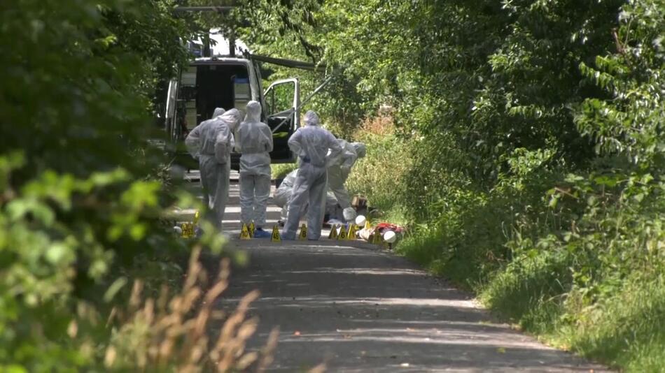 Frau und Kleinkind tot gefunden - Jugendlicher stellt sich