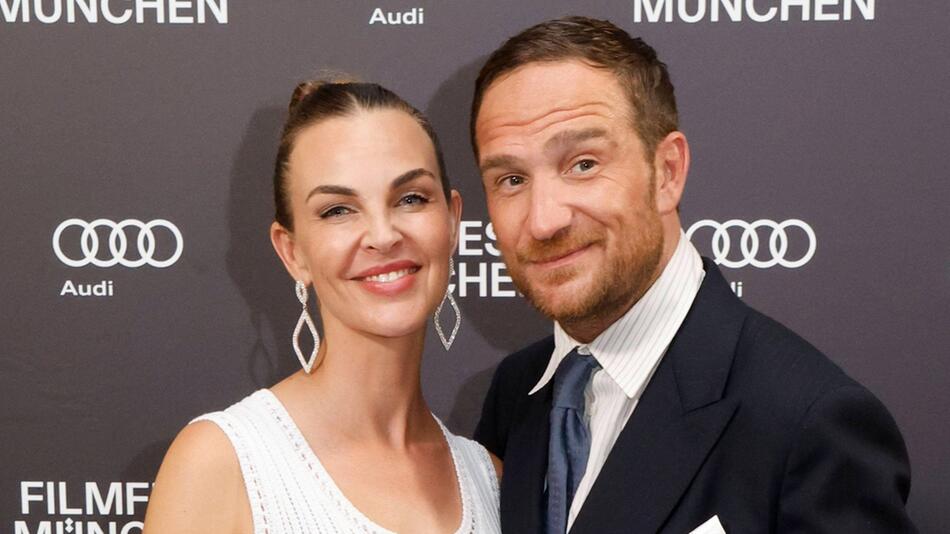 Annika und Frederick Lau besuchten im Juli 2025 zusammen die Premiere seines Films "Brick" auf ...