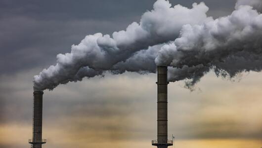 Rauch strömt aus einem Fabrikschornstein, Lenzing, Oberösterreich
