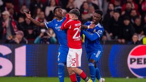 Vinicius Junior (l) und  Gianluca Prestianni (M)