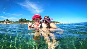 Oma und ihre Enkelin schwimmen gemeinsam in der Ostsee