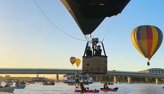 Gefahr von oben: Heißluftballon schubst Kajakfahrer in den See