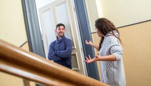 Nachbarn streiten im Treppenhaus