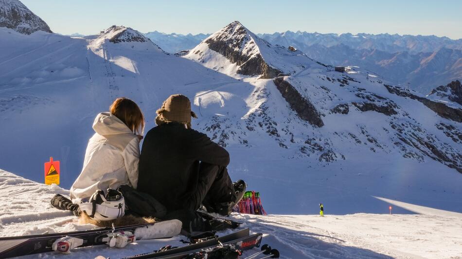 Ein Paar schaut aufs Skigebiet Hinterlux