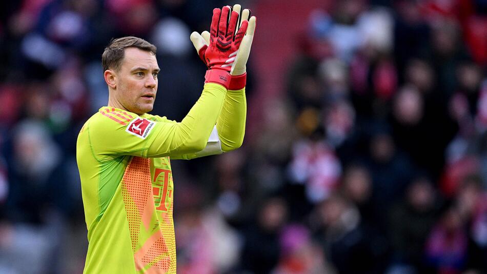 Bayern-Torwart Manuel Neuer hat seinen Vertrag um ein weiteres Jahr verlängert.