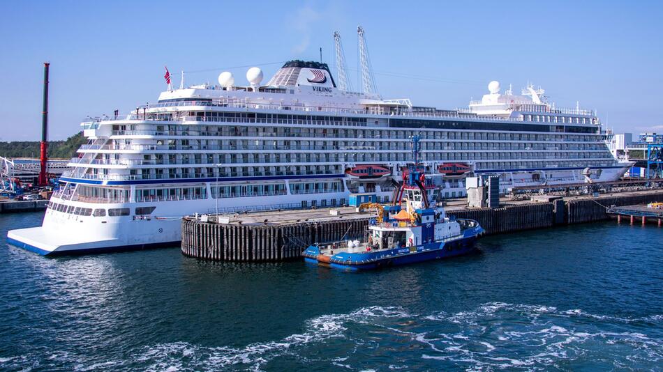 Kreuzfahrtschiff im Hafen Mukran