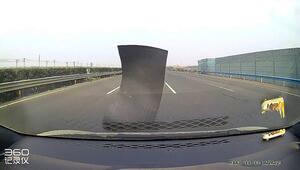 Gefährlicher Blindflug: Gummimatte knallt auf Autobahn gegen Windschutzscheibe