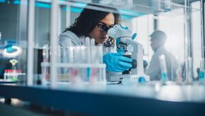 Chemikerin in einem Chemielabor