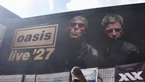 In Großbritannien werben große Plakate für die Oasis-Tour 2027.