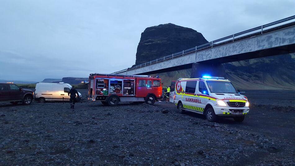 Touristen stürzen mit Auto von Brücke