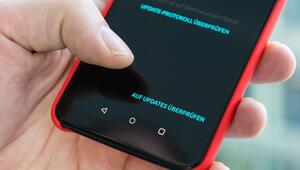Eine Überprüfung nach Updates ist auf einem Smartphone zu sehen