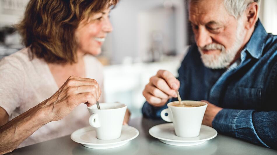 Älterer Mann und ältere Frau beim Kaffeetrinken.