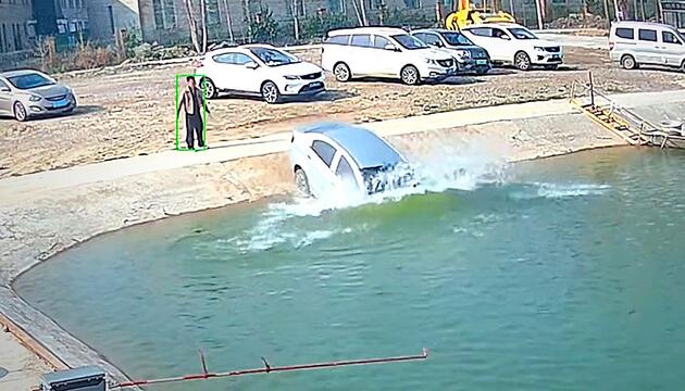 Machtlos am Ufer: Rollendes Auto gleitet trotz Rettungsversuch in den See