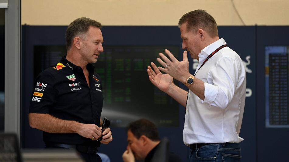 Red-Bull-Teamchef Christian Horner und Jos Verstappen reden beim Großen Preis von Bahrain.