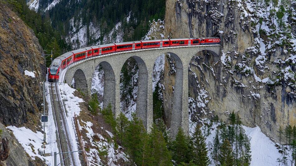 Bei einer Bahnreise durch die Schweiz gibt es einige spektakuläre Aussichten.