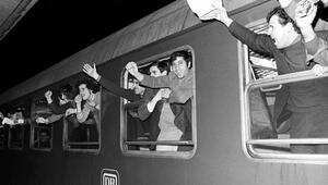 Männer winken aus einem Zug