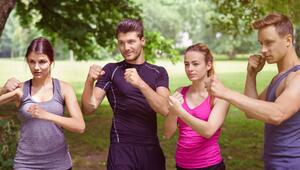 Tae Bo kombiniert Elemente aus Taekwondo, Boxen und klassischem Cardio.