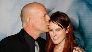 Küsschen von Papa: Bruce Willis küsste seine Tochter Rumer bei einem Event vor einigen Jahren ...