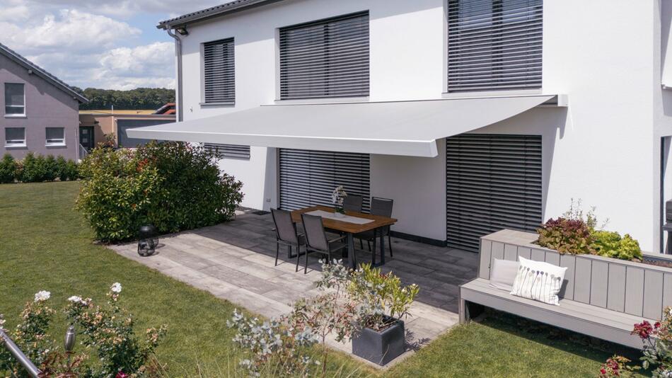 Terrassenmarkise und Außenjalousien an einem Haus