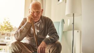 Alter Mann sitzt alleine zu Hause