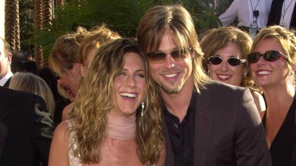 Bei der Emmy-Verleihung 2002 wirkten Jennifer Aniston und Brad Pitt noch richtig glücklich. Drei ...