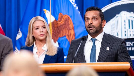 Trump-Sprecherin Leavitt (L) und FBI-Direktor Patel (R) im Februar 2026. 